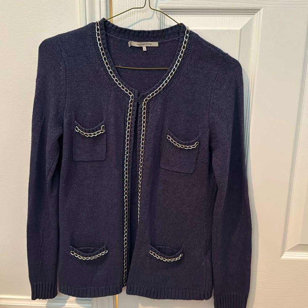 Gerald Darrel blue sweater with silver chain accented the front and pockets.
